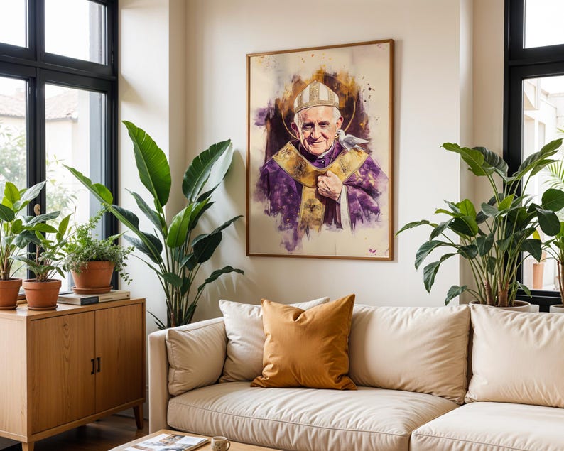 K&ouml;nnte beinhalten: Ein gerahmtes Portr&auml;t im Aquarellstil von Papst Benedikt XVI., der eine wei&szlig;e Mitra und violette Messgew&auml;nder mit Goldbesatz tr&auml;gt. Eine kleine wei&szlig;e Taube ruht auf seiner Schulter. Das Kunstwerk zeigt ausdrucksstarke Pinselstriche in Violett und Gold.