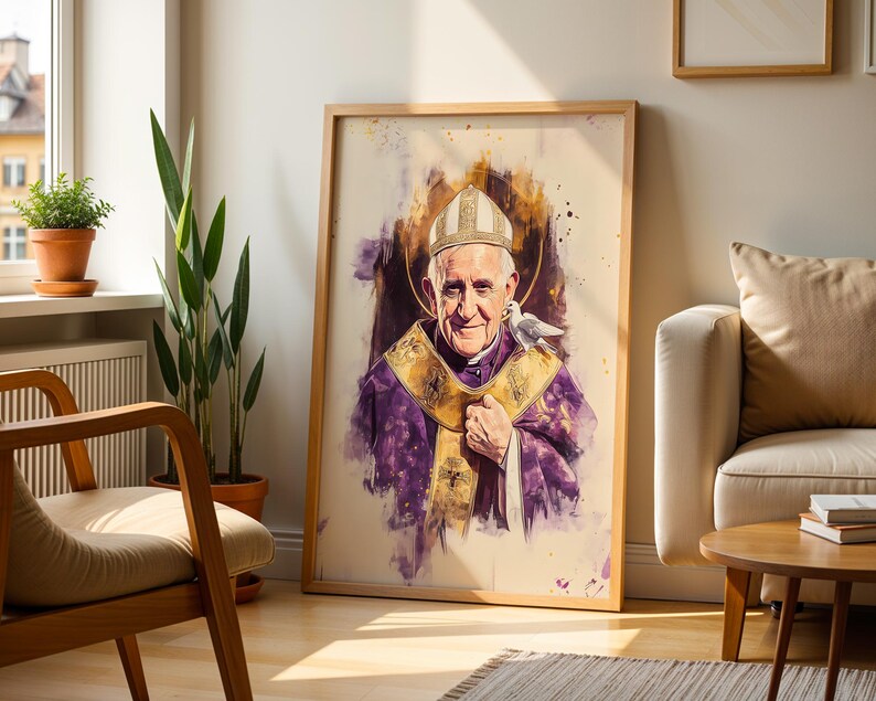 K&ouml;nnte beinhalten: Ein gerahmter vertikaler Wandkunstdruck mit einem Aquarellportr&auml;t von Papst Franziskus, der eine wei&szlig;e Mitra und violette Gew&auml;nder mit Goldbesatz tr&auml;gt. Eine wei&szlig;e Taube ruht auf der Schulter der Figur vor einem dunklen, abstrakten Hintergrund.