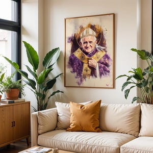 Peut inclure: Un portrait encadr&eacute; style aquarelle du Pape Beno&icirc;t XVI portant une mitre blanche et des v&ecirc;tements liturgiques violets avec des bordures dor&eacute;es. Une petite colombe blanche repose sur son &eacute;paule. L'&oelig;uvre pr&eacute;sente des coups de pinceau expressifs.