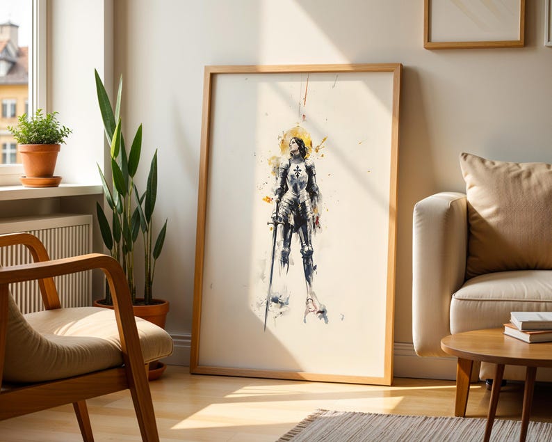 Peut inclure: Une impression d'art mural verticale encadr&eacute;e repr&eacute;sentant une illustration &agrave; l'aquarelle d'un chevalier en armure compl&egrave;te debout, tenant une &eacute;p&eacute;e longue. L'&oelig;uvre utilise une palette de tons noirs, gris et dor&eacute;s sur un fond cr&egrave;me.
