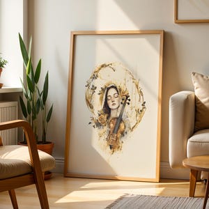 Op de afbeelding: Een ingelijste verticale wandkunstprint met een aquarelillustratie van een persoon met gesloten ogen die een viool vasthoudt, omringd door gouden bloemenaccenten en abstracte cirkelvormige penseelstreken in goud-, bruin- en cr&egrave;metinten.