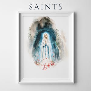 Peut inclure: Une impression d'art verticale encadr&eacute;e avec le mot SAINTS en haut. L'illustration centrale est une peinture &agrave; l'aquarelle repr&eacute;sentant une silhouette en robe blanche et bleue, mains jointes en pri&egrave;re, entour&eacute;e d'une grotte bleue et de roses rouges.