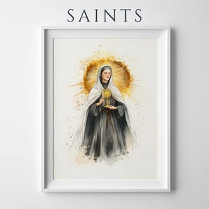 Op de afbeelding: Een ingelijste aquarelprint getiteld SAINTS met een figuur in een donker habijt en witte sluier die een gouden monstrans vasthoudt. De figuur is gecentreerd tegen een stralende, cirkelvormige gouden zonachtergrond met artistieke verfspatten.