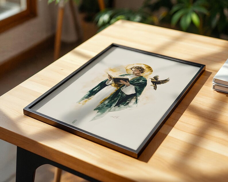 Pu&ograve; includere: Una stampa artistica incorniciata con un'illustrazione in stile acquerello di una figura in tunica verde scuro con un'aureola dorata, intenta a leggere un libro aperto. Un uccello scuro &egrave; raffigurato in volo accanto alla figura su sfondo bianco.
