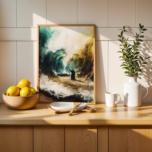 K&ouml;nnte beinhalten: Ein gerahmter, rechteckiger Kunstdruck, der eine dunkel gekleidete Gestalt vor einer massiven, turbulenten Meereswelle zeigt. Das Kunstwerk besticht durch tiefe Blau-, Gr&uuml;n- und Goldgelbt&ouml;ne und ist in einem hellen Holzrahmen gefasst.