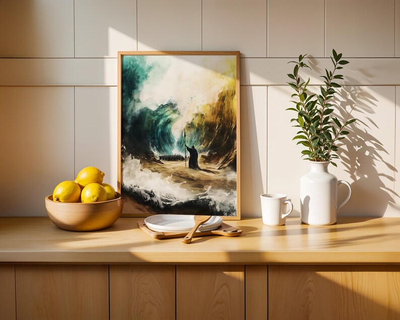 K&ouml;nnte beinhalten: Ein gerahmter, rechteckiger Kunstdruck, der eine dunkel gekleidete Gestalt vor einer massiven, turbulenten Meereswelle zeigt. Das Kunstwerk besticht durch tiefe Blau-, Gr&uuml;n- und Goldgelbt&ouml;ne und ist in einem hellen Holzrahmen gefasst.