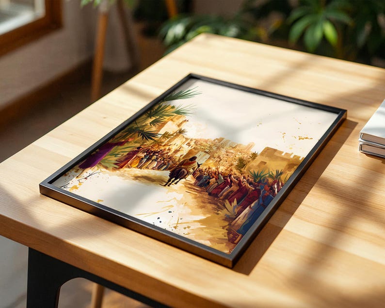 Peut inclure: Une impression d'art rectangulaire encadr&eacute;e repr&eacute;sentant une illustration &agrave; l'aquarelle d'une foule en robes bordant un chemin poussi&eacute;reux. Un personnage monte un &acirc;ne sombre vers une porte de ville en pierre sous des palmiers, aux tons chauds.