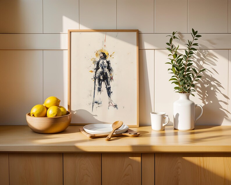 Peut inclure: Une impression encadr&eacute;e de style aquarelle repr&eacute;sentant un chevalier en armure compl&egrave;te tenant une &eacute;p&eacute;e, positionn&eacute; au centre. L'&oelig;uvre pr&eacute;sente un effet de halo dor&eacute; derri&egrave;re la silhouette, rendu dans des tons de noir, gris et jaune sur fond cr&egrave;me.