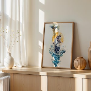 Puede incluir: Una impresi&oacute;n art&iacute;stica vertical enmarcada que presenta una ilustraci&oacute;n en acuarela de una figura que lleva a un ni&ntilde;o sobre sus hombros a trav&eacute;s de agua azul, sosteniendo una hoja de palma, con un halo de sol dorado detr&aacute;s, sobre fondo blanco.