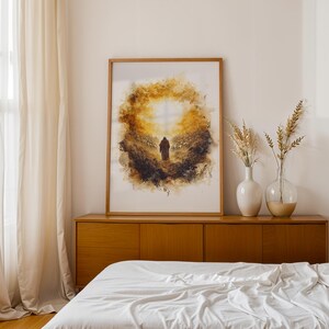K&ouml;nnte beinhalten: Ein gerahmter, rechteckiger Wandkunstdruck mit einem abstrakten Aquarellgem&auml;lde einer einsamen Figur, die auf ein helles goldenes Licht zugeht. Das Kunstwerk zeigt dunkelbraune, schwarze und gelbe T&ouml;ne mit einem strukturierten Pinselstrichstil.