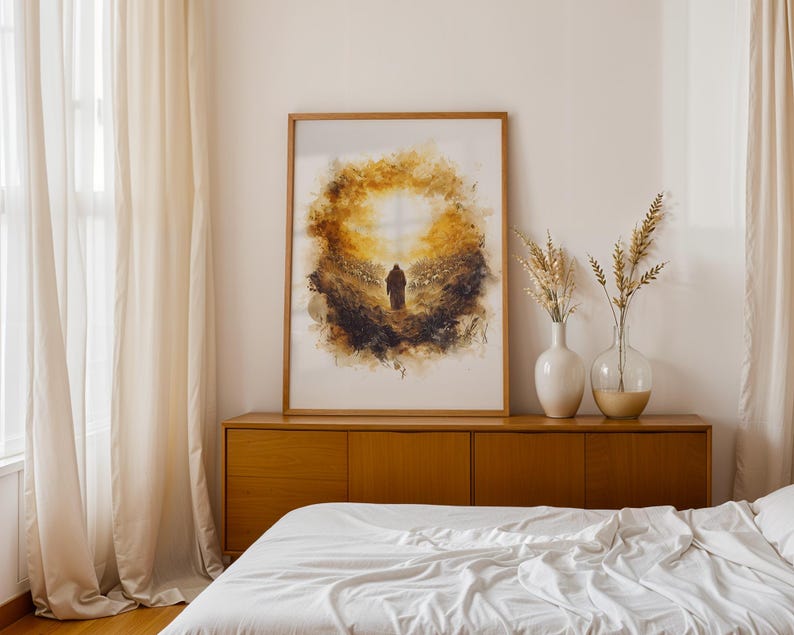 K&ouml;nnte beinhalten: Ein gerahmter, rechteckiger Wandkunstdruck mit einem abstrakten Aquarellgem&auml;lde einer einsamen Figur, die auf ein helles goldenes Licht zugeht. Das Kunstwerk zeigt dunkelbraune, schwarze und gelbe T&ouml;ne mit einem strukturierten Pinselstrichstil.