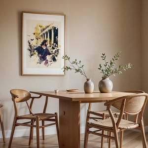 Puede incluir: Una l&aacute;mina de arte enmarcada que representa una figura con t&uacute;nica oscura entre una multitud y columnas cl&aacute;sicas, sobre una mesa de comedor de madera con dos jarrones de cer&aacute;mica con ramas verdes y tres sillas de madera con asientos trenzados.