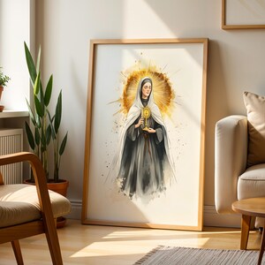 Op de afbeelding: Een ingelijste print in aquarel-stijl met een figuur in een donker gewaad en witte sluier die een gouden monstrans vasthoudt. De figuur is gecentreerd tegen een stralende, cirkelvormige gouden halo met lichte spetters op een witte achtergrond.