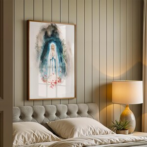 Puede incluir: Una l&aacute;mina de arte mural en acuarela enmarcada que representa una figura con una t&uacute;nica blanca larga y una faja azul, con las manos juntas en oraci&oacute;n, rodeada por un aura et&eacute;rea azul oscuro y acentos florales rojos dispersos en la base.
