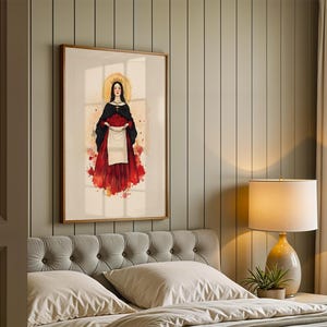Pu&ograve; includere: Una stampa d'arte incorniciata che raffigura un'illustrazione stilizzata di una figura con un'aureola dorata, che indossa un mantello nero e una gonna rossa, mentre tiene in mano un mazzo di rose rosse. L'opera &egrave; in una cornice di legno su una parete.
