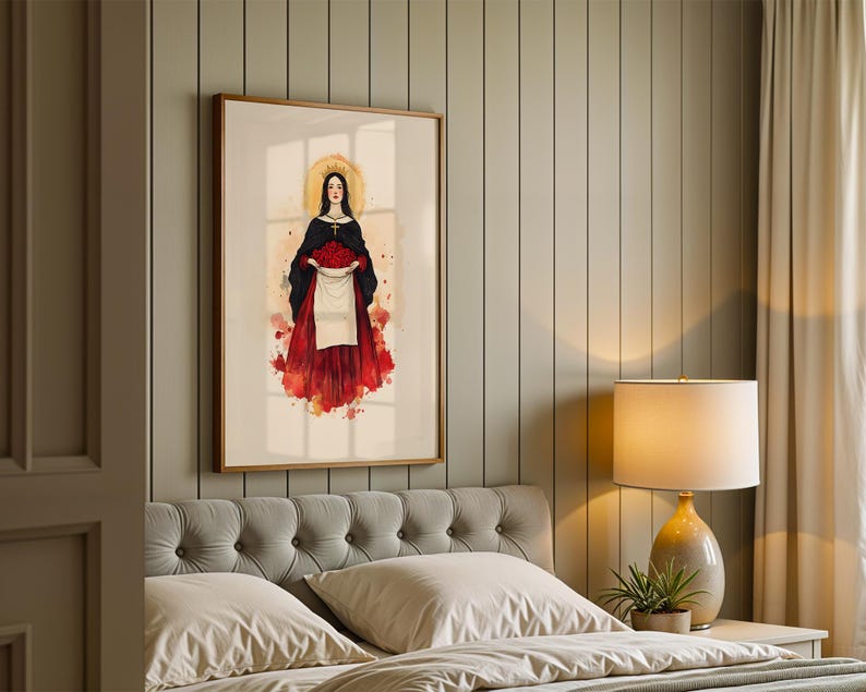 Pu&ograve; includere: Una stampa d'arte incorniciata che raffigura un'illustrazione stilizzata di una figura con un'aureola dorata, che indossa un mantello nero e una gonna rossa, mentre tiene in mano un mazzo di rose rosse. L'opera &egrave; in una cornice di legno su una parete.