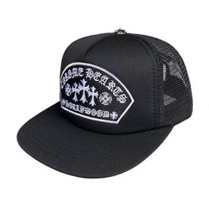Gorra de camionero negra con parche cruzado, gorra de malla estilo streetwear, cierre ajustable.