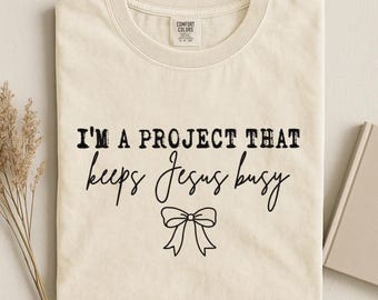 Chemise Comfort Colors® Je suis un projet qui occupe Jésus, t-shirt chrétien drôle, chemise humour foi, cadeau femme chrétienne, t-shirt humour religieux
