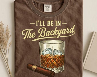Chemise Je serai dans l'arrière-cour, t-shirt papa drôle, chemise cigare whisky, t-shirt barbecue dans l'arrière-cour, cadeau fête des pères, chemise couleurs confort, cadeau papa