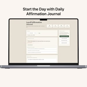 Op de afbeelding: Een laptopscherm met de interface van het Layoff Affirmation Journal op een beige achtergrond. De tekst luidt Start the Day with Daily Affirmation Journal, met secties voor dagelijkse affirmaties en diverse exportopties voor de gebruiker.