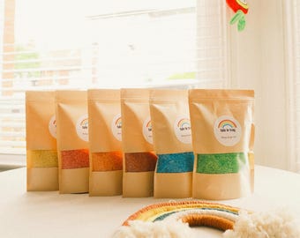 Smaakveilige regenboogsensorische rijst | Aangepaste kleuren sensorische afvalbakvulling | Montessori-peuteractiviteit | Gekleurde rijst, zakjes van 250 g