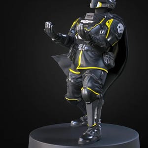 Puede incluir: Una figura blindada futurista negra y amarilla con casco y capa. La figura tiene detalles amarillos y un emblema de calavera en el hombro. Se encuentra sobre una base circular gris oscuro.