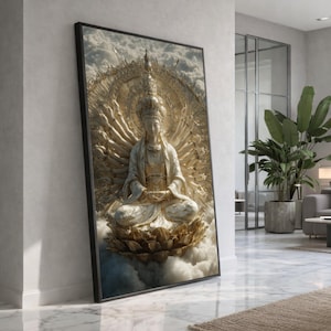 Op de afbeelding: Een ingelijst kunstwerk met een gedetailleerde afbeelding van een zittende Boeddha-figuur. Het kunstwerk toont een serene Boeddha met meerdere armen, zittend op een lotusbloem, omringd door wolken. Het kleurenpalet is voornamelijk goud en wit.