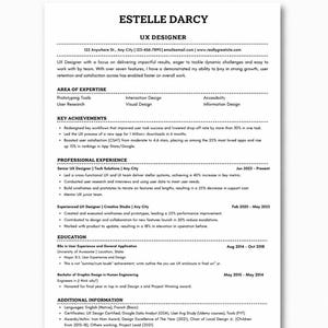 Może przedstawiać: Szablon życiorysu w czerni i bieli z imieniem Estelle Darcy, UX Designer, z sekcjami dotyczącymi obszaru specjalizacji, kluczowych osiągnięć, doświadczenia zawodowego, wykształcenia i dodatkowych informacji, wszystko w przejrzystym, ustrukturyzowanym układzie.