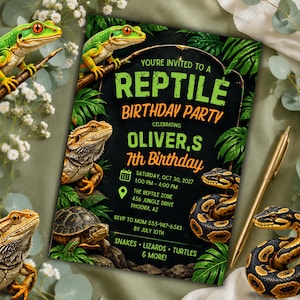 Op de afbeelding: Een rechthoekige uitnodigingskaart voor een verjaardagsfeest met een zwarte achtergrond, groene junglebladeren en diverse reptielen zoals een gekko, baardagame, schildpad en slang. De tekst luidt: YOU'RE INVITED TO A REPTILE BIRTHDAY PARTY CELEBRATING OLIVER,S 7th Birthday.
