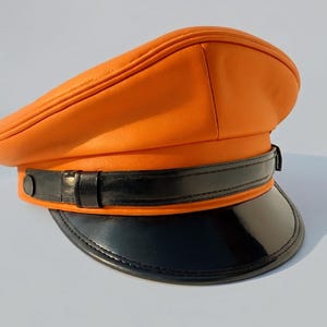 Gorra Muir de cuero naranja hecha a mano - Sombrero de violinista de auténtica piel de cordero, sombrero de oficial motero, gorra plana de cuero, tocado llamativo