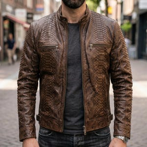 Jaqueta masculina de couro marrom com textura de cobra, estilo motociclista com grão exótico, corte slim, em couro legítimo, ideal para o dia a dia, um presente de luxo para ele.