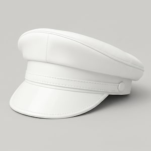 Pode incluir: Um chapéu branco estruturado com uma coroa arredondada, uma viseira curta e curva e um detalhe de faixa. O chapéu tem um botão na lateral e é feito de um material liso, possivelmente semelhante ao couro.