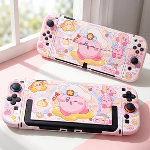 Może przedstawiać: Dwie różowe konsole Nintendo Switch z kreskówkowym wzorem przedstawiającym różową postać w czapce kucharskiej, otoczoną babeczkami i gwiazdkami. Kontrolery mają czarne przyciski i joysticki.
