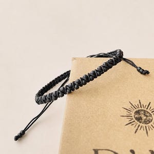 Bracciale in macramè nero da uomo, bracciale regolabile da uomo, bracciale nero minimalista, regalo per lui, gioielli da uomo