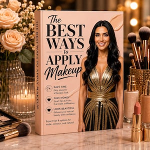 Op de afbeelding: Een hardcover boek getiteld The Best Ways to Apply Makeup met een lichtroze kaft waarop een glimlachend persoon in een goudkleurige en zwarte jurk staat. Het boek bevat tekst over tijd en geld besparen, omringd door make-up kwasten.