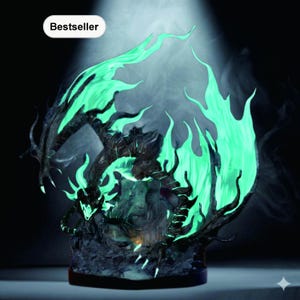 Puede incluir: Una escultura detallada de un dragón con llamas y acentos verde brillante. El dragón es oscuro con detalles intrincados, y las llamas son de un verde vibrante. La escultura está sobre un fondo oscuro con una etiqueta "Bestseller".