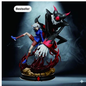 Puede incluir: Una figura detallada con dos personajes de anime. Un personaje viste una chaqueta azul y pantalones cortos marrones, el otro es una figura alta y oscura con detalles en rojo. La base tiene un diseño de llama. La palabra "Bestseller" está en un óvalo blanco.