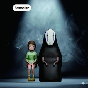 Può includere: Statuine di due personaggi del film d'animazione La città incantata. Una è una ragazzina in abito verde e rosa, l'altra è una figura alta e nera con una maschera bianca. La parola "Bestseller" è in un ovale bianco.