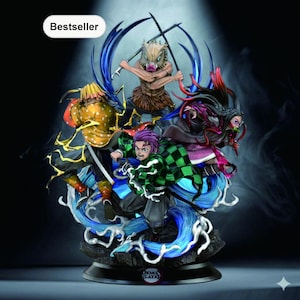 Puede incluir: Una detallada figura de personajes de la serie de anime Demon Slayer. Las figuras están posadas dinámicamente, con colores vibrantes y detalles intrincados. La base es negra y el diseño general está orientado a la acción.
