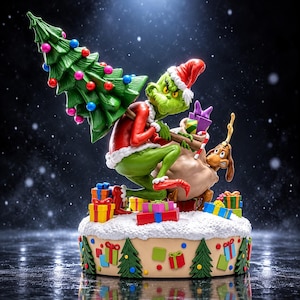 Puede incluir: Una figura verde del Grinch con traje y gorro de Papá Noel rojo, cargando un gran árbol de Navidad decorado y un saco de regalos. Un perro marrón con una sola cornamenta está junto al saco. La base es blanca, nevada y decorada con árboles y regalos.