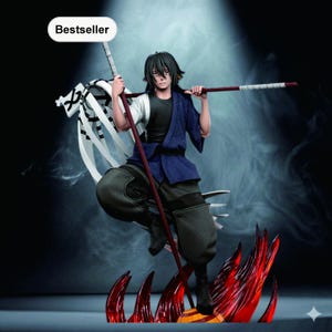 Op de afbeelding: Gedetailleerd beeldje van een anime-personage in een dynamische pose, met een staf en een banner. Het figuur draagt een blauwe en zwarte outfit, met een serieuze uitdrukking. De basis heeft rode en oranje vlammen, met een "Bestseller" label.