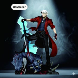 Peut inclure: Figurine détaillée d'un personnage de la série Devil May Cry. La figurine est posée avec une grande épée et se tient sur une base de monstre. Le personnage porte un manteau rouge, un pantalon noir et a les cheveux blancs. Le mot "Bestseller" est en haut à gauche.