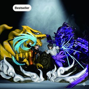 Peut inclure: Figurine détaillée représentant une scène de bataille d'anime. Un personnage porte une tenue orange et noire, l'autre une tenue blanche et violette. Les personnages sont entourés d'effets d'énergie jaune et bleue, avec une étiquette "Bestseller" en haut à gauche.