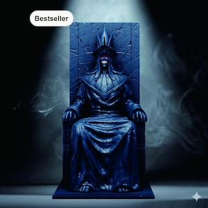 Puede incluir: Estatua azul oscuro de una figura sentada en un trono, con corona y largas túnicas. La estatua tiene una expresión siniestra con ojos rojos y una amplia sonrisa. La palabra "Bestseller" está en un óvalo blanco en la esquina superior izquierda.
