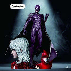 Könnte beinhalten: Eine lila Figur einer Figur mit Maske und Umhang, die über einer Büste mit weißen Haaren und einer roten Kreatur steht. Die Figur ist detailliert mit einem schlanken Design. Das Wort "Bestseller" steht in einem weißen Feld oben links.