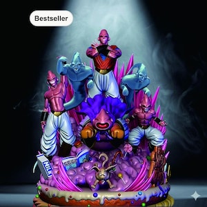 Puede incluir: Una colorida figura que presenta múltiples personajes de la serie Dragon Ball Z. Las figuras están en varias poses, con una mezcla de tonos rosa, azul y morado. La base es un diseño caprichoso con caramelos y una pequeña criatura.