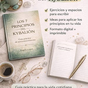 Puede incluir: Un libro abierto, un diario y un libro titulado "Los 7 Principios del Kybalión" se muestran sobre una superficie clara. Una vela encendida, una taza de café y un par de gafas también están presentes. La imagen tiene texto en español.