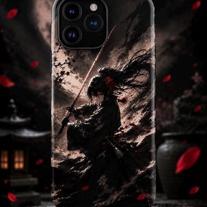 Könnte beinhalten: Eine schwarze Smartphone-Hülle mit einer detaillierten Illustration eines Kriegers mit langem dunklem Haar, der ein Katana hält. Das Design zeigt einen dunklen, stimmungsvollen Hintergrund mit einem großen Mond, fallenden roten Blütenblättern.