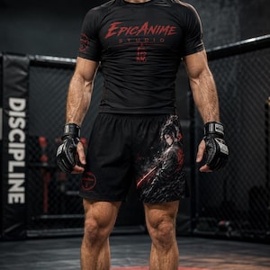 Könnte beinhalten: Ein schwarzes kurzärmeliges Kompressionsshirt mit dem roten Schriftzug EPICANIME STUDIO auf der Brust und eine schwarze Sportshorts mit einem rot-schwarzen Grafikdruck einer Anime-Figur mit Schwert, dazu schwarze fingerlose Kampfhandschuhe.