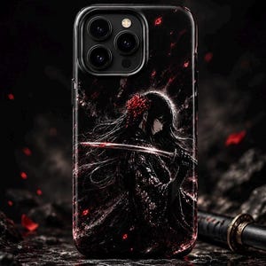 Könnte beinhalten: Eine schwarze Smartphone-Hülle mit einer Anime-Illustration einer Figur mit langem dunklem Haar und rotem Haarschmuck, die ein Katana hält. Das Design kombiniert dunkle Farbtöne mit roten Akzenten, einschließlich schwebender Blütenblätter.
